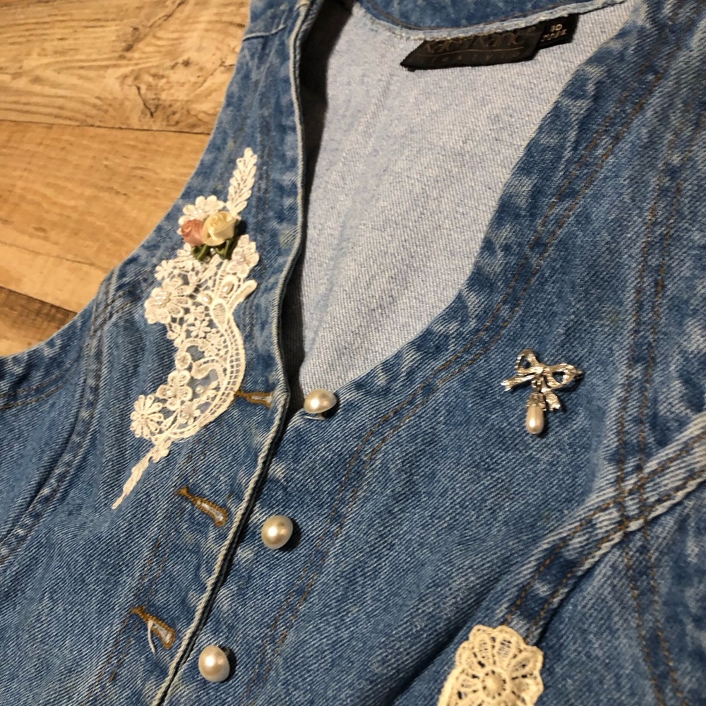 Karen Kane Lifestyle vest with flowers n Pearl buttons size 10. - Picture 4 of 6